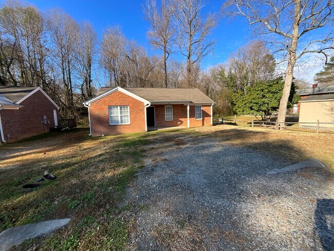 Building Photo - Coming Soon! 3 bedroom, 2 bath Brick home in High Point near I-74