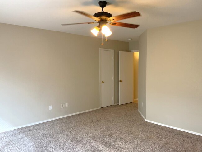 Foto del edificio - 1279 E Omega Dr