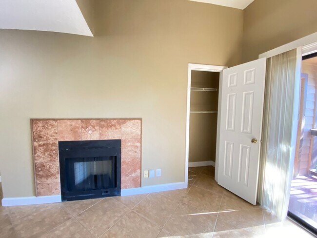 Foto del edificio - 345 Lakepointe Dr