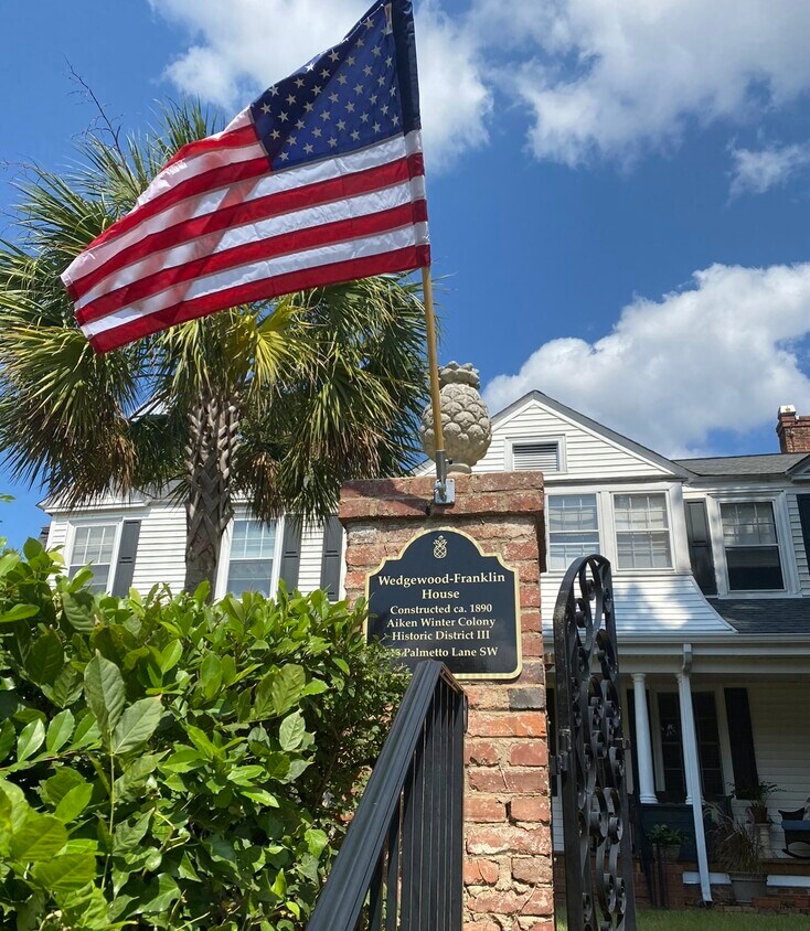 Exterior gates entrance on Palmetto lane - 518 Palmetto Ln SW