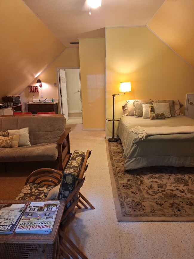 Queen bed - 22243 Main St