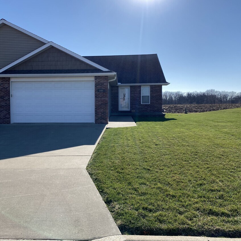 Duplex entrance and garage - 109 Scenic Dr