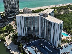 Building Photo - 100 Bayview Dr