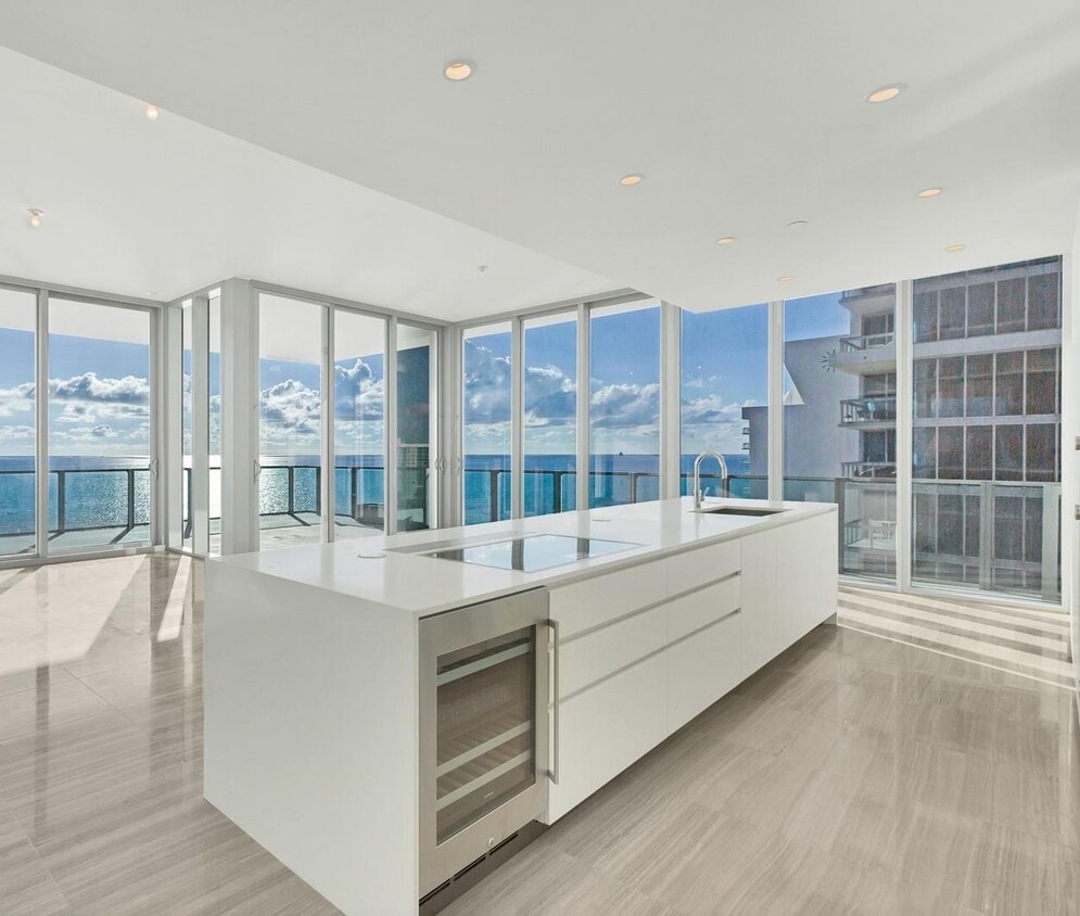Primary Photo - 6901 Collins Ave