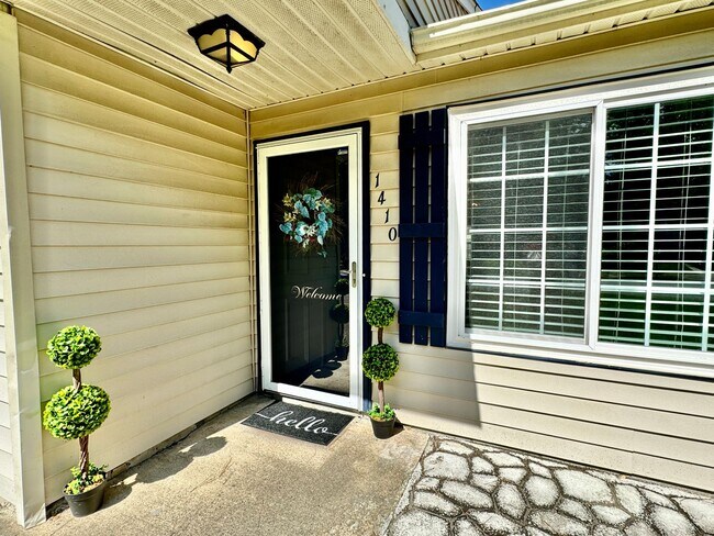 Building Photo - READY NOW!! 3-Bedroom Home in Redwing w/At...