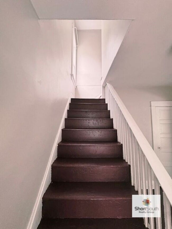Building Photo - Recently updated 3 bed 1 bath Single Famil...