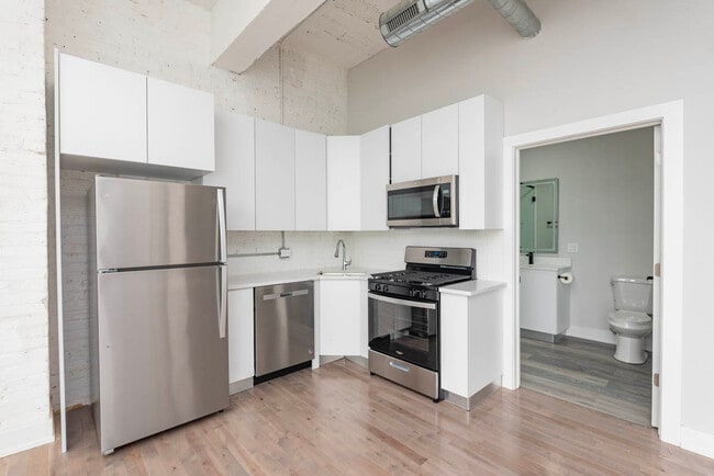 Building Photo - 2000 W 22nd Pl