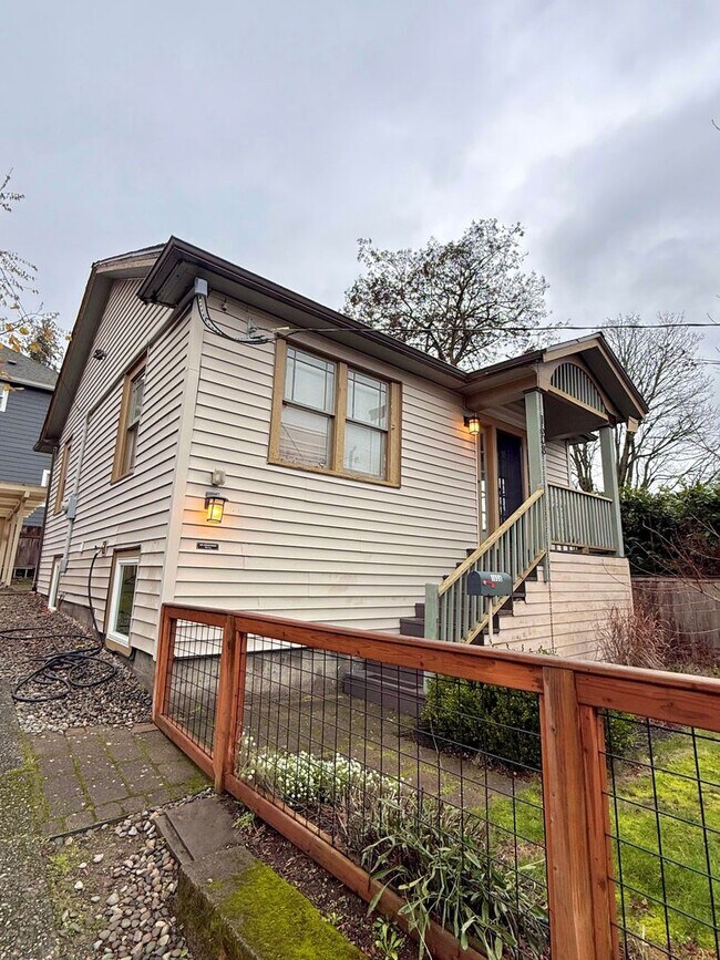 Building Photo - Charming 4-Bedroom Maple Leaf Home