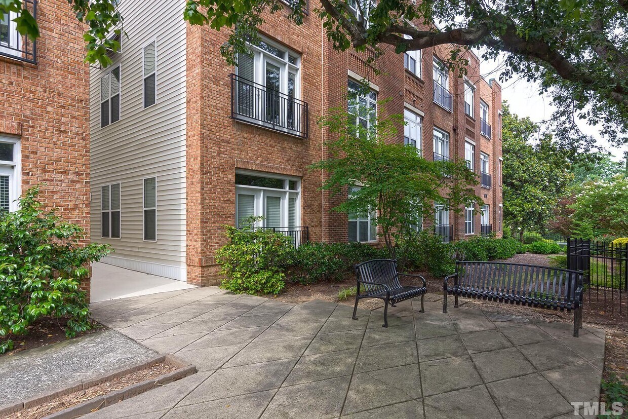 Foto principal - 1001 Hillsborough St
