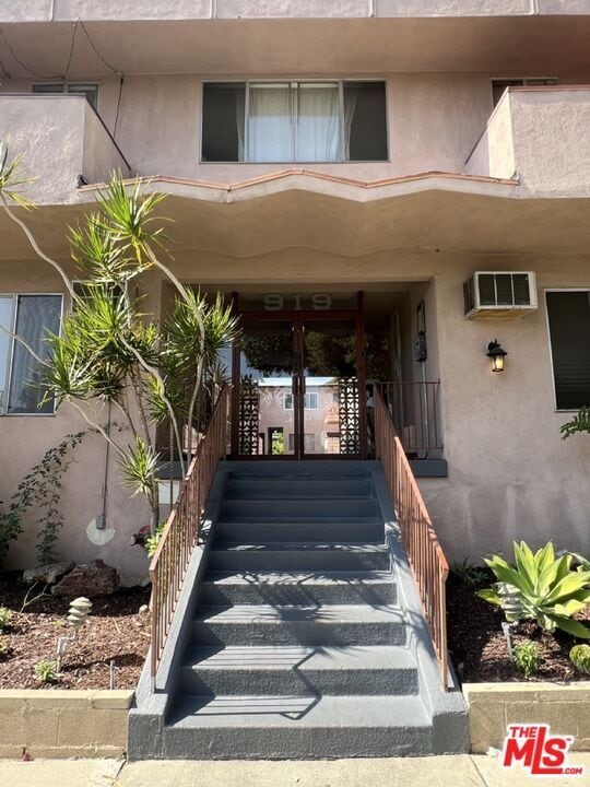 Foto del edificio - 919 N Harper Ave