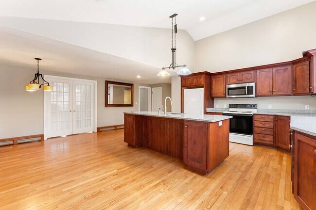 Foto del edificio - 320 First Parish Rd