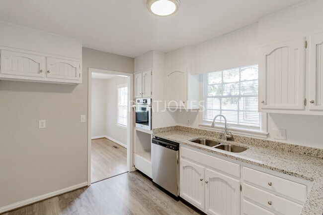 Foto del edificio - NOW OFFERING $250 OFF THE FIRST FULL MONTH...
