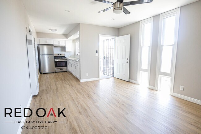 Foto del edificio - Excellent Two Bedroom Drenched in Natural ...