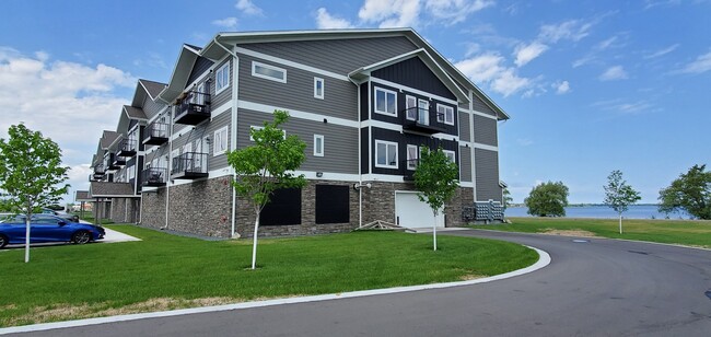Building Photo - 206 Lake Shore Dr NE