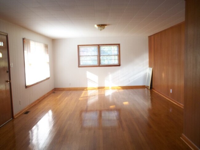 Building Photo - 115 Armstrong Cir