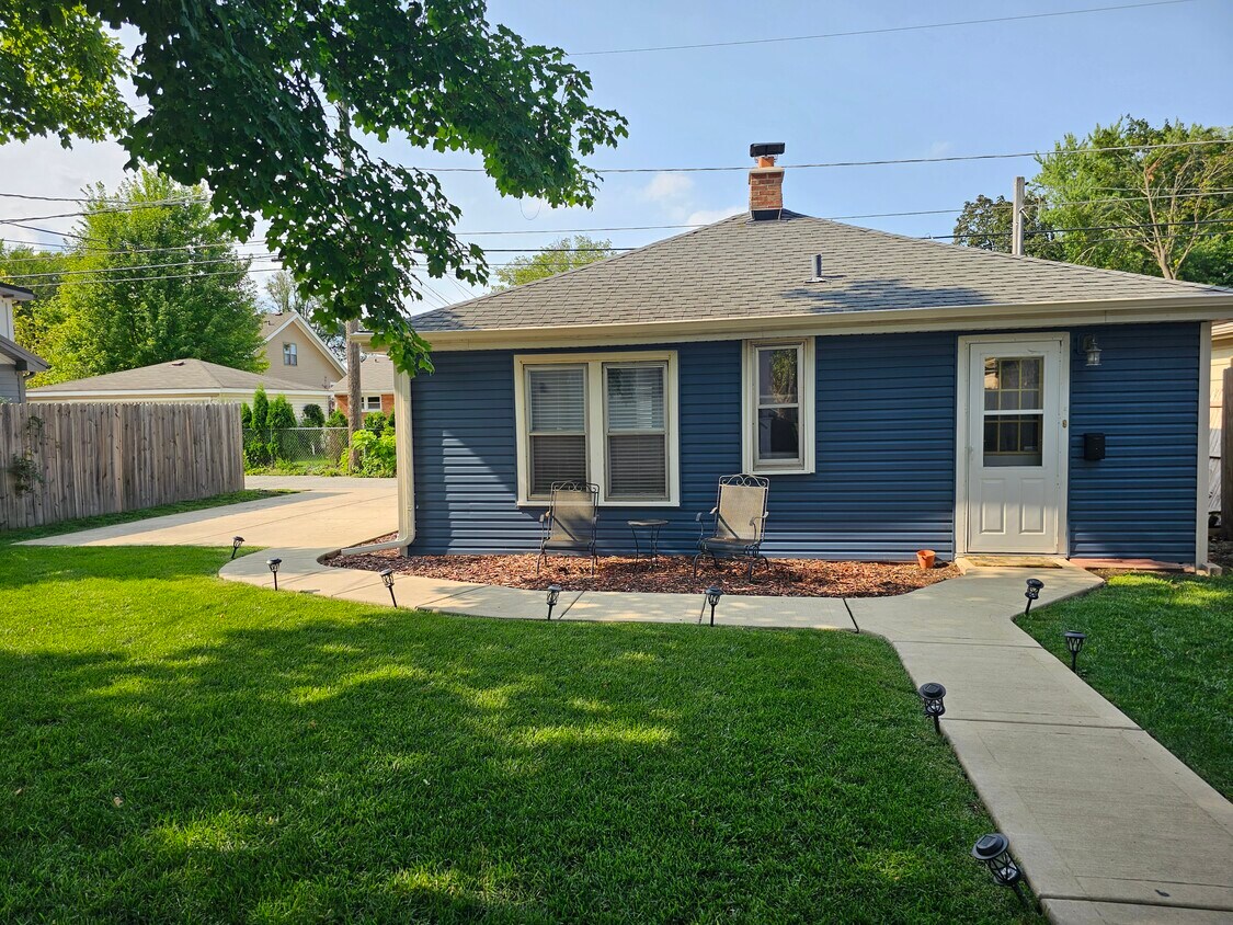 Coach House - 1374 E Algonquin Rd