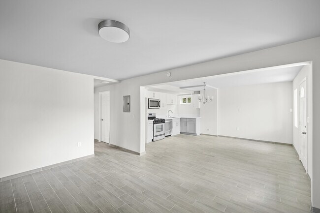 Building Photo - 3315 Mary St