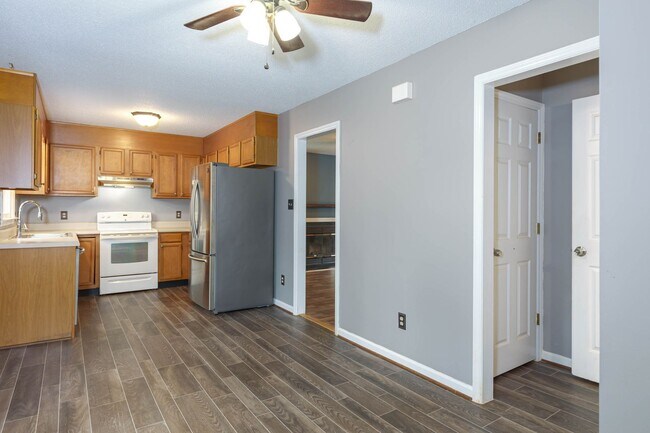 Building Photo - 3 Bed 2 Bath near Lake Jeanette