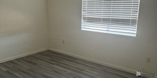 Building Photo - 803 W Sunflower St
