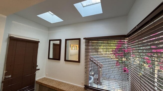 Building Photo - 637 S Crescent Ct