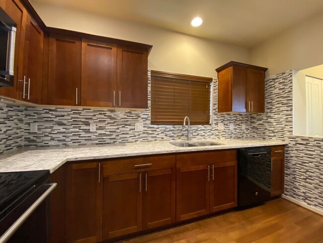 Building Photo - Refreshed Auburn home in desirable Montere...