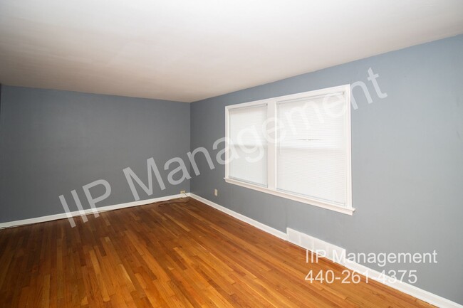 Building Photo - Super Nice 2BR 1BA Upper Unit in South Euc...