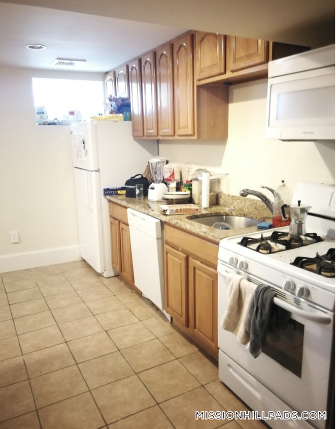Primary Photo - 1568 Tremont St