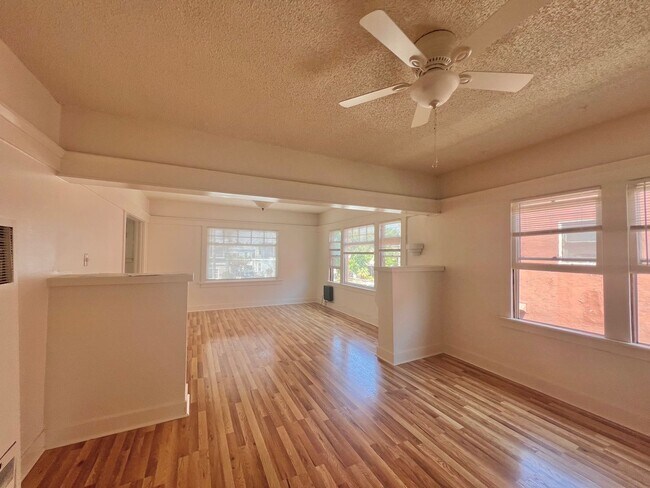 Foto del edificio - *Available Now! 1 Bedroom Apartment Walkin...