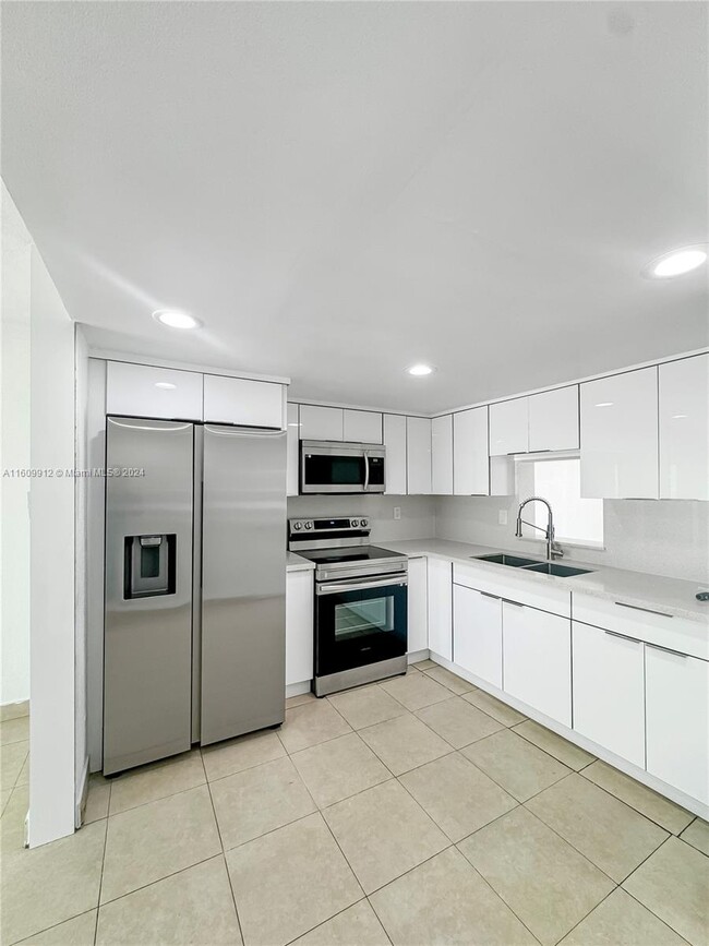 Building Photo - 839 W 79th St