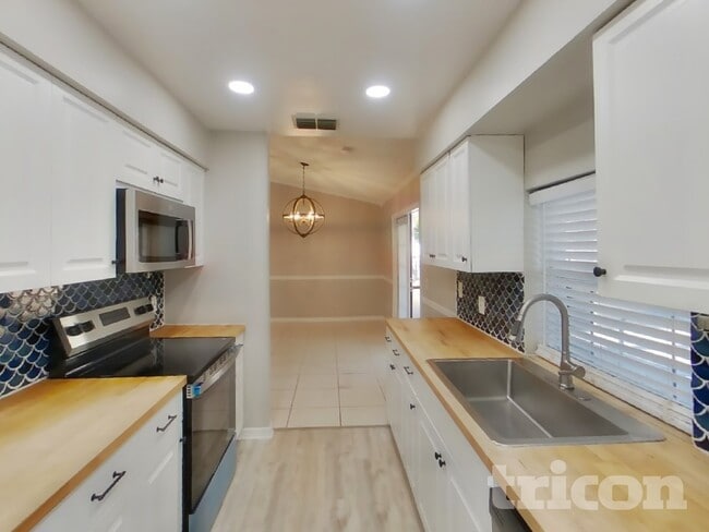 Building Photo - 1446 Deborah Dr