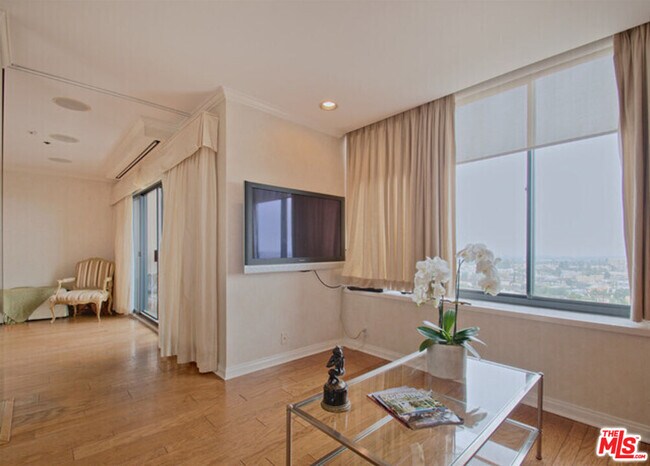 Foto del edificio - 10724 Wilshire Blvd