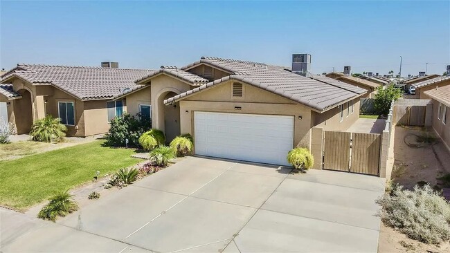 Building Photo - Gorgeous Desert Oasis Home!