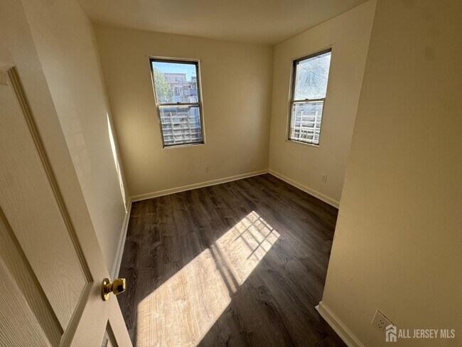 Building Photo - 724 Cortlandt St