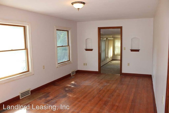 Building Photo - 13340 Durkee Rd