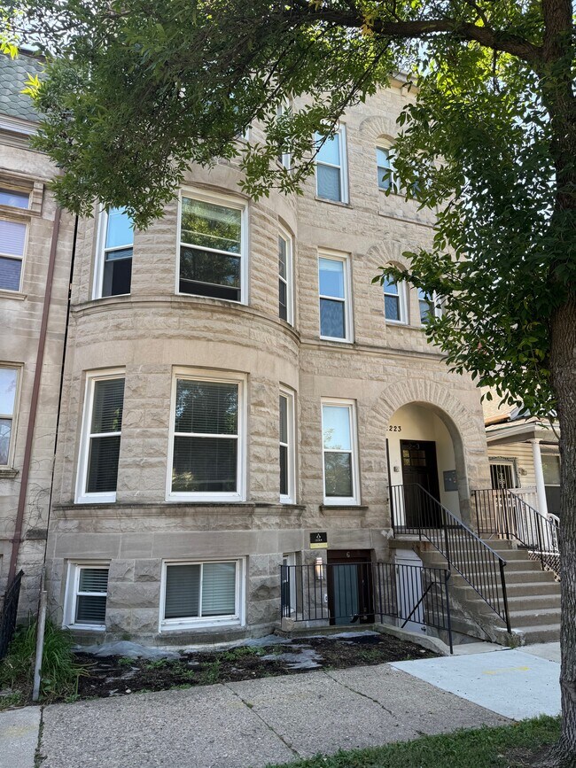 Foto del edificio - 2223 W Washington Blvd
