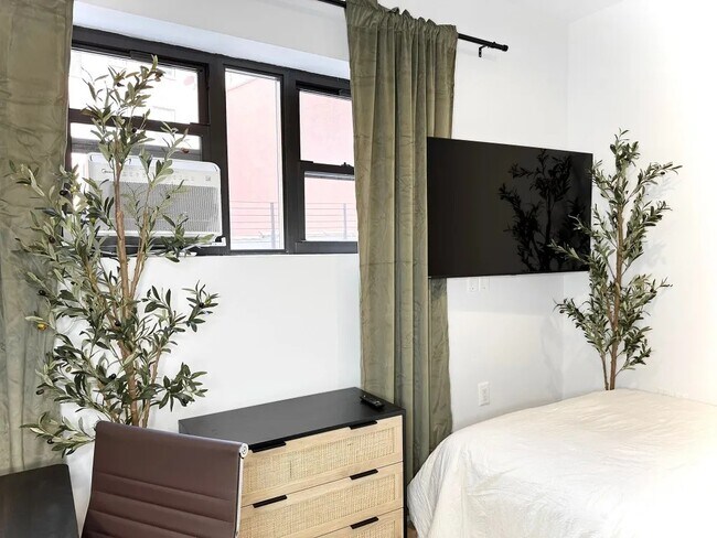 Foto del edificio - Furnished room/NOT APARTMENT
