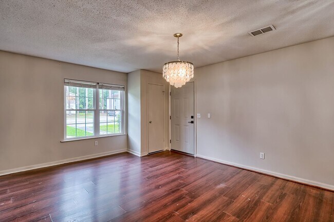 Building Photo - Charming Downstairs Townhome in Prime Colu...