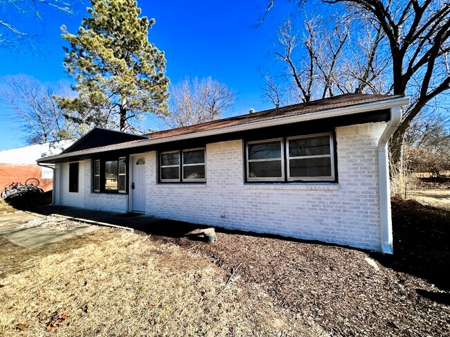 Building Photo - 1416 Hartford Rd