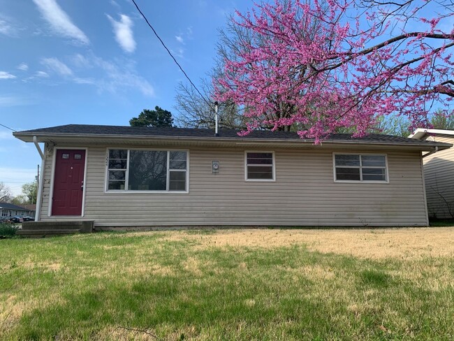 Building Photo - Nice 3 bedroom 1 bathroom Corner Lot avail...