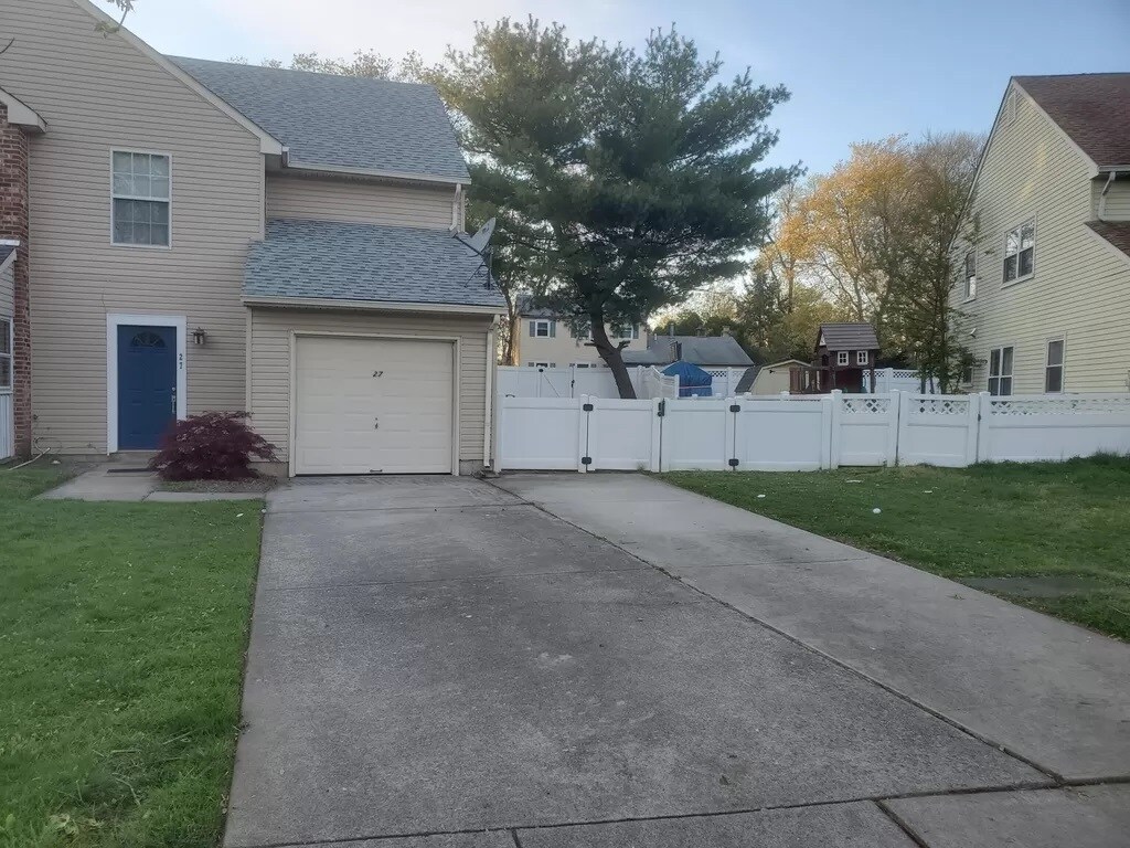 27 Franklin Dr, Voorhees, NJ 08043 Townhome Rentals in Voorhees NJ