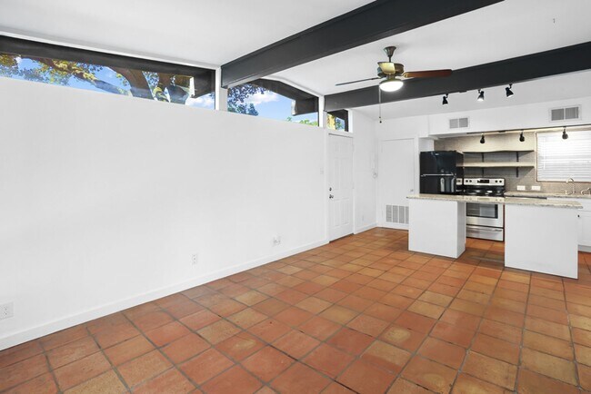 Building Photo - Charming Home Awaits: Spacious & in a Prime Location