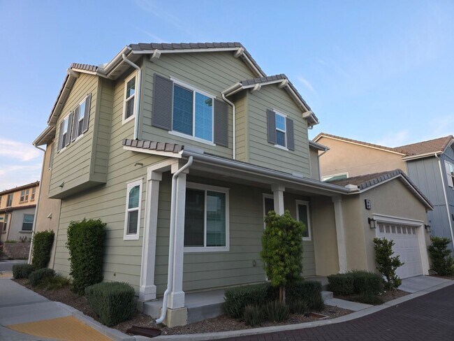 Foto del edificio - Modern 4BR Townhome in Fontana