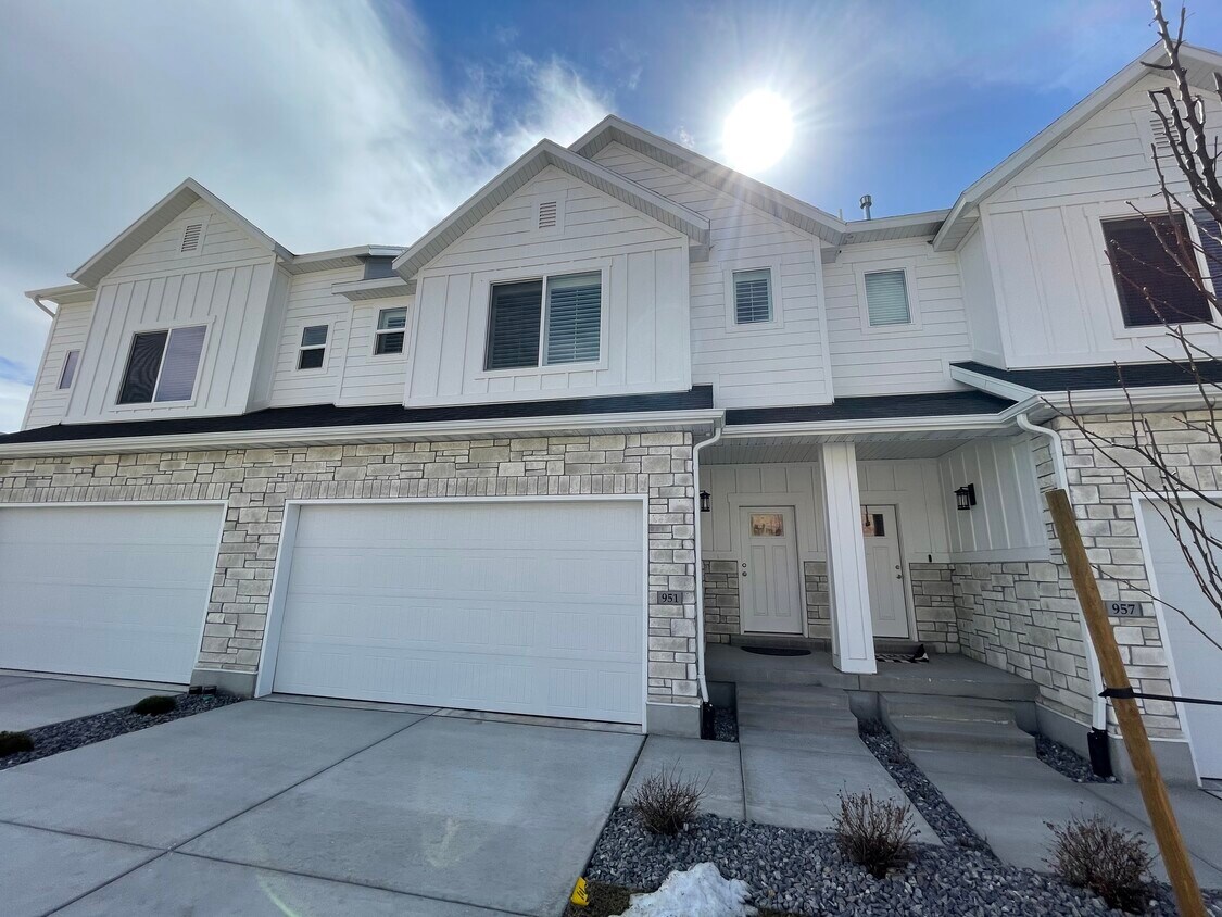 Front - 951 W Shadow Brook Ln