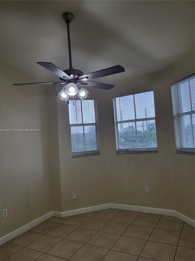 Foto del edificio - 2551 SE 16th Terrace