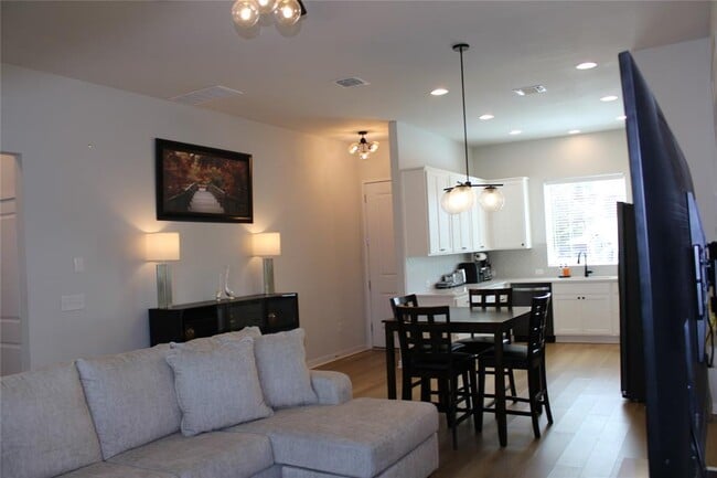 Building Photo - 15109 Casbah Dr