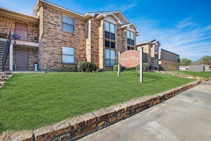 Primary Photo - 713 Apache Dr