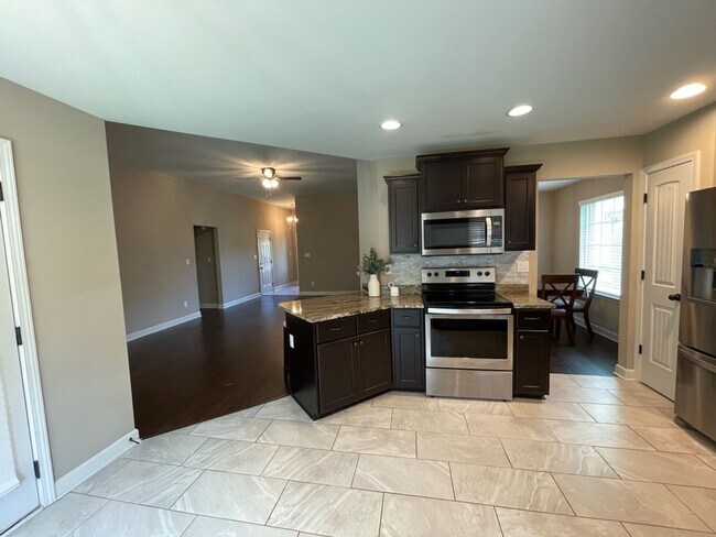 Foto del edificio - Four bedrooms! Cherry Hill Subdivision North
