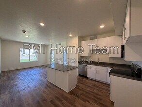 Building Photo - 1652 N Main St