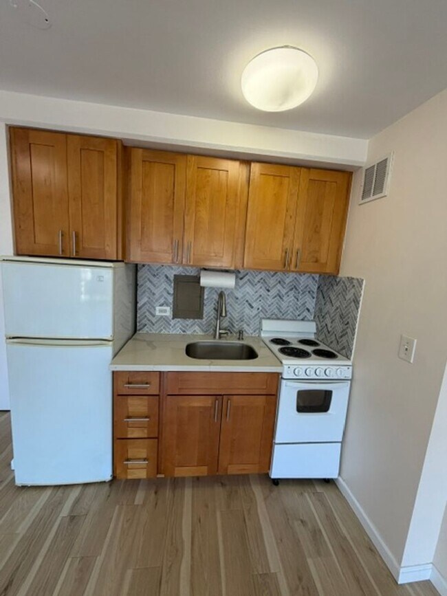 Foto del edificio - Bright Updated 1 bedroom with covered parking. ALL utilities included