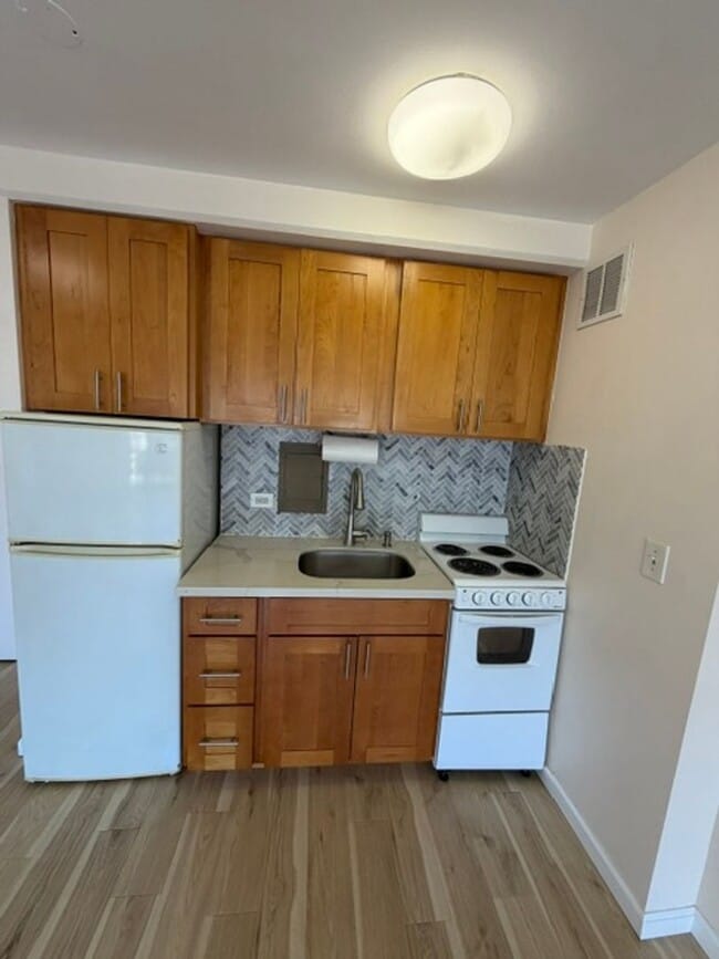 Building Photo - Bright Updated 1 bedroom with covered parking. ALL utilities included